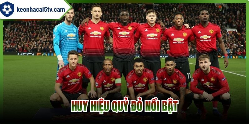 Huy hiệu quỷ đỏ nổi bật